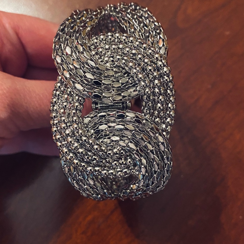 001)Gorgeous silver clip on bracelet